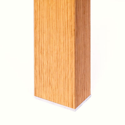 Frittstående eikespile – 40 × 60 × 2750 mm med monteringssett for tak og gulv.