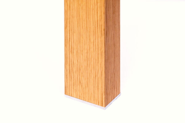 Frittstående eikespile – 40 × 60 × 2750 mm med monteringssett for tak og gulv.