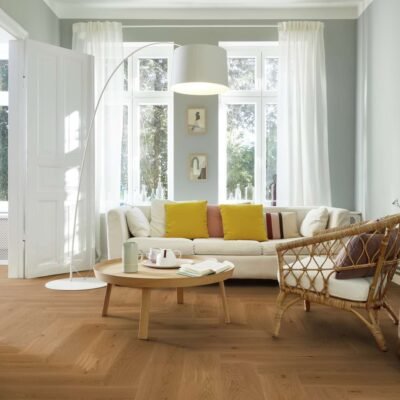 Lyst og moderne stue med møbler