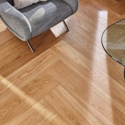 Moderne stue med eikeparkett.